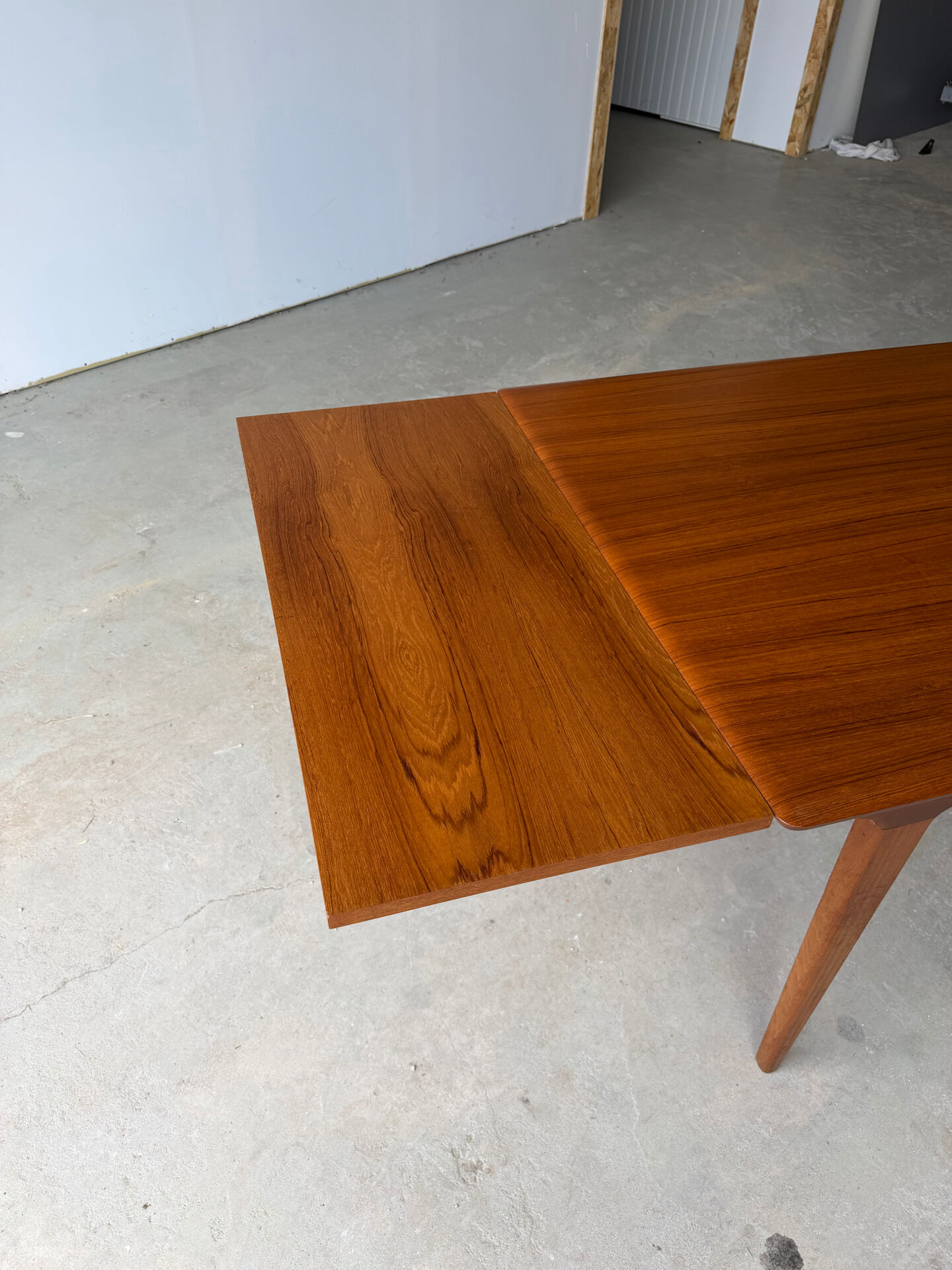 Rectangular extendable table with a Scandinavian design in solid teak.