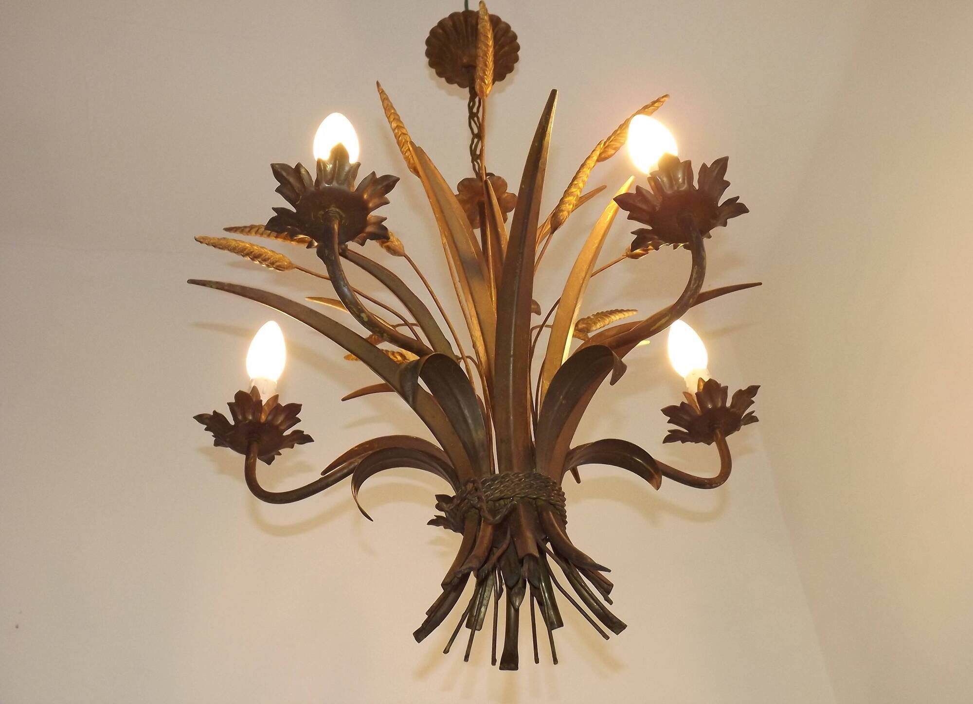 Vintage Hollywood Regency Wheat Sheaf Gold Gilt Metal 5 Light Chandelier