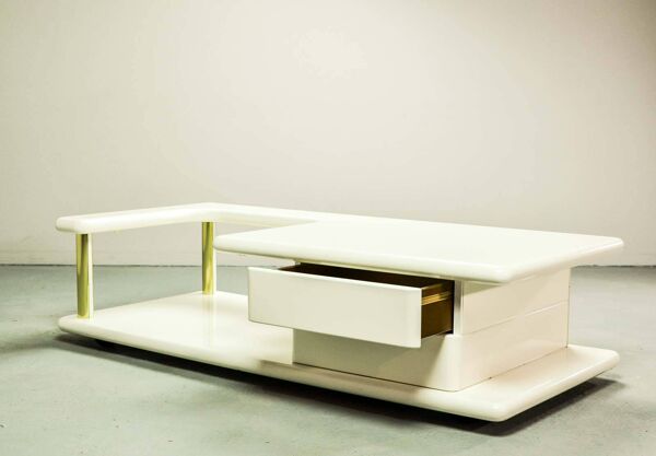 Table basse blanche brillante de forme libre, design italien, avec touches de laiton, années 70