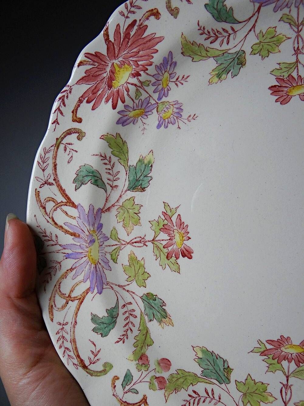 Short antique Longchamp stand with polychrome daisies in earthenware.