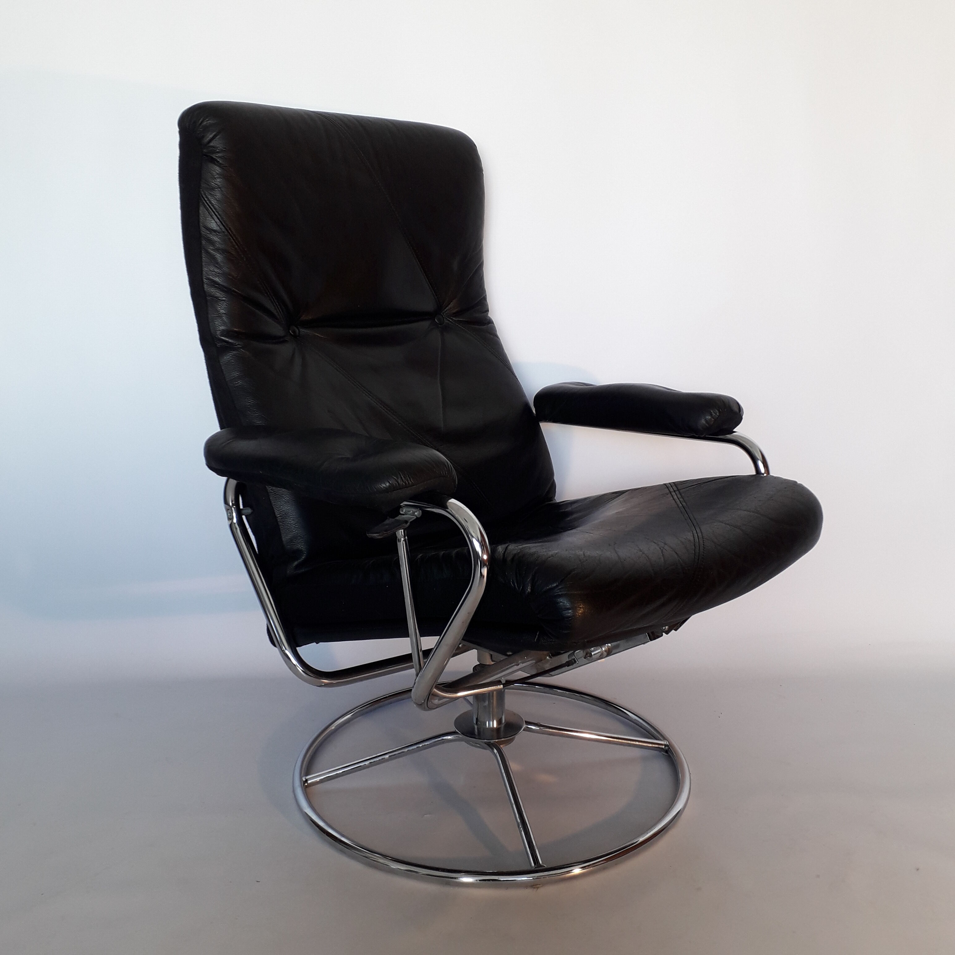 Scandinavian armchair in swivel leather