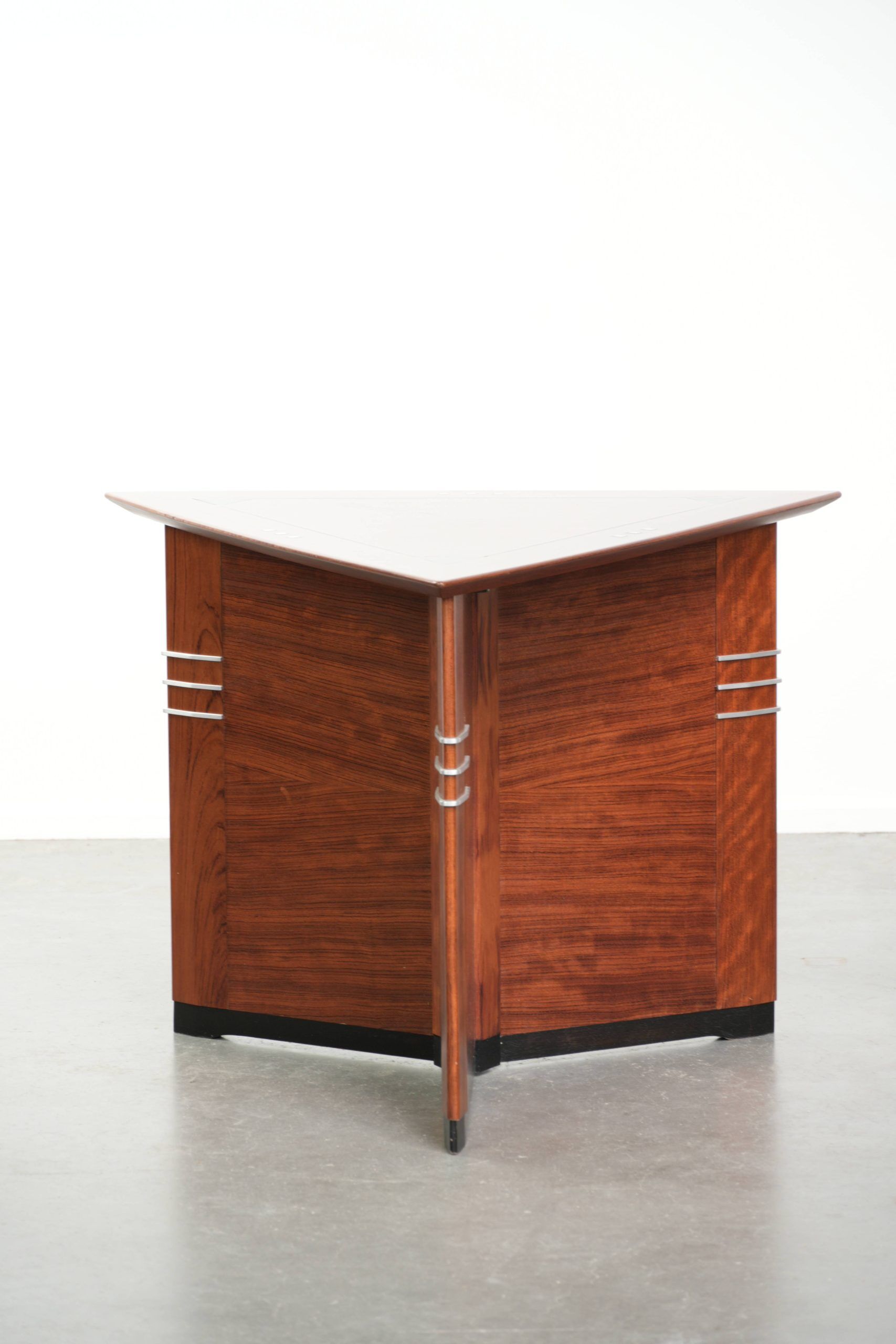 Table basse/table d'appoint en design Art Déco triangulaire