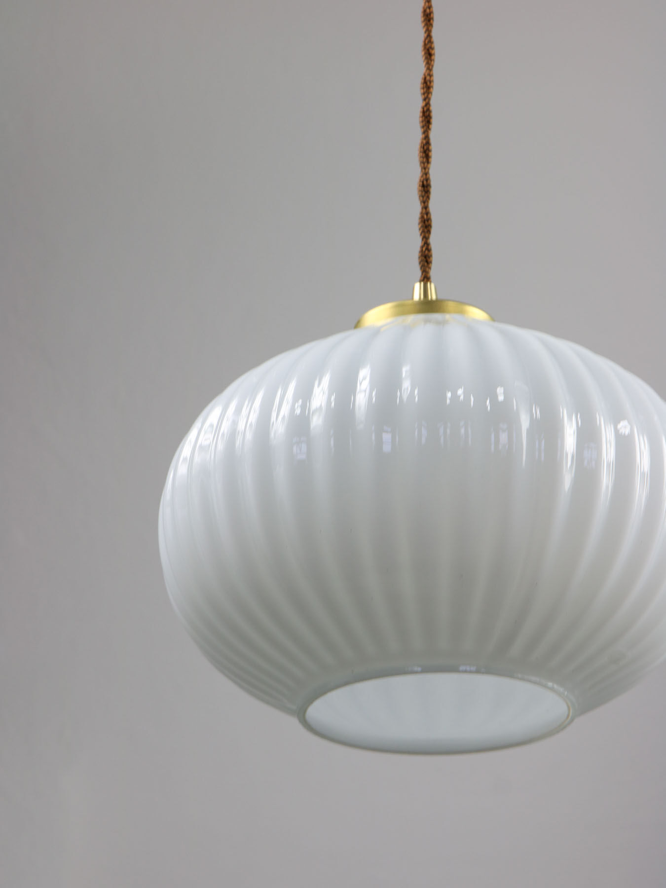 Suspension vintage en verre opalin & laiton
