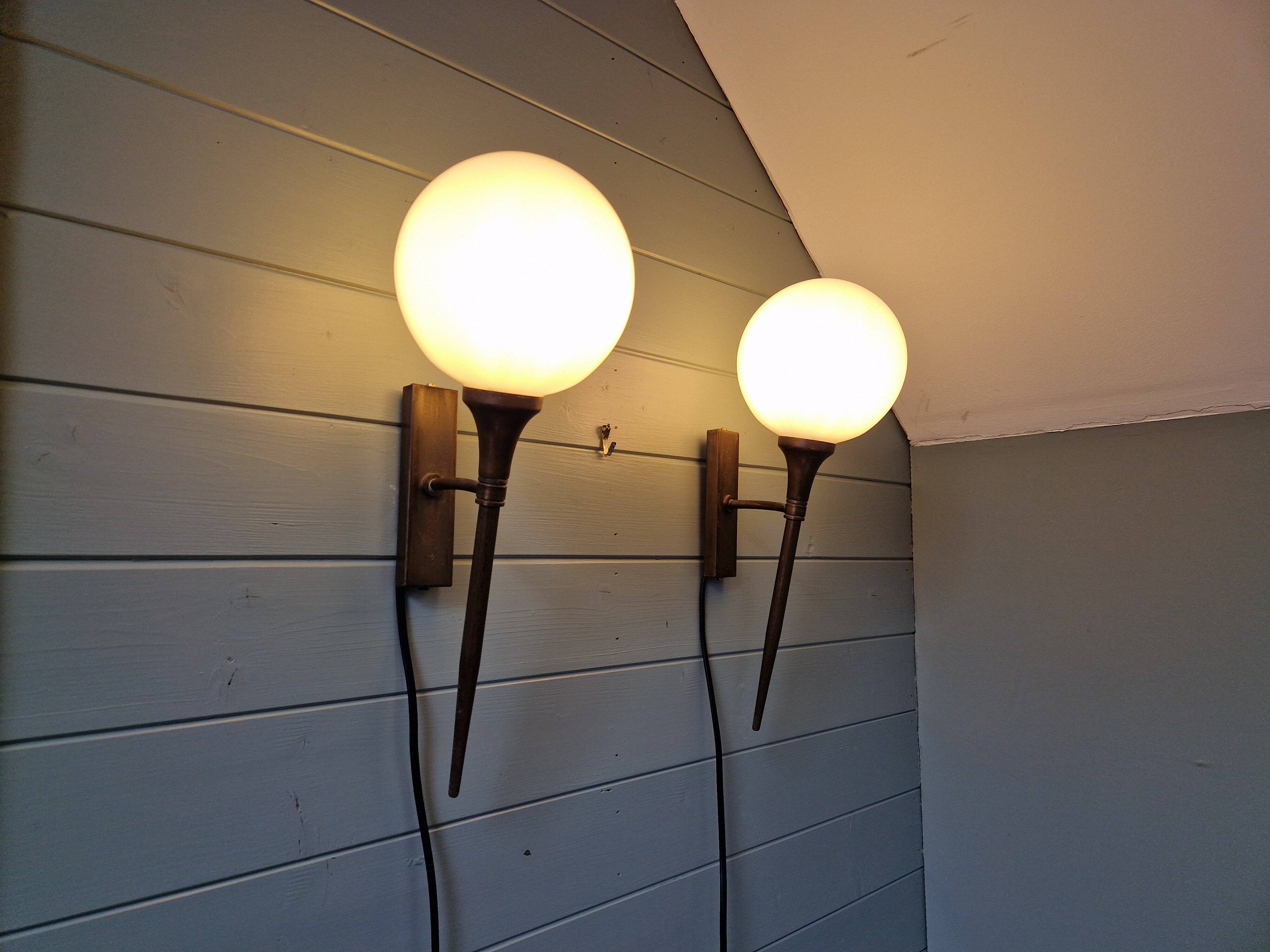 Pair of Art Deco wall sconces in brass and white opaline, 1930.