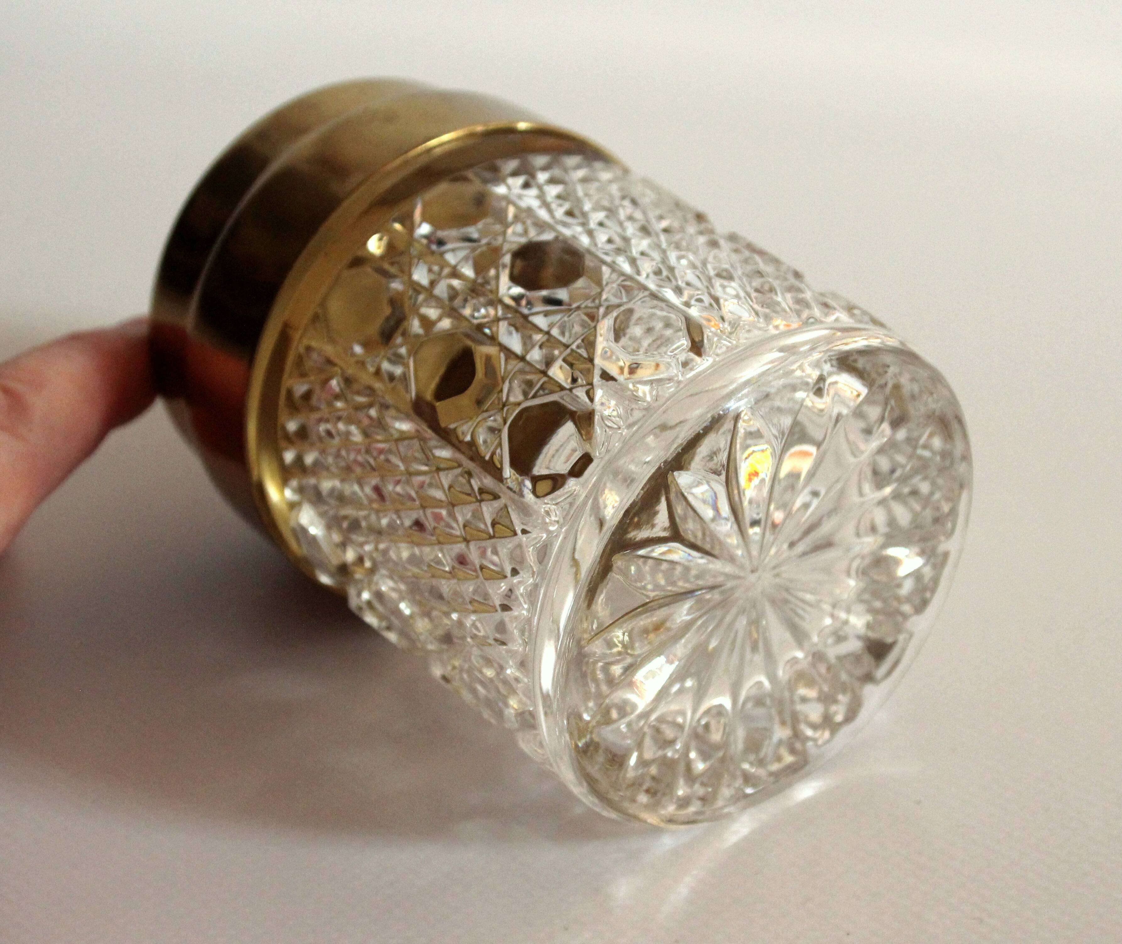 Boîte à cigarettes élégante des années 1960 en verre de cristal avec un couvercle en laiton, vintage