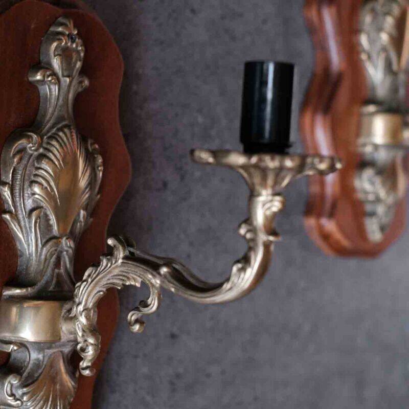 Paire d’appliques murales vintage, style Louis XV, en métal patiné et bois
