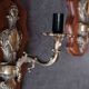 Paire d’appliques murales vintage, style Louis XV, en métal patiné et bois