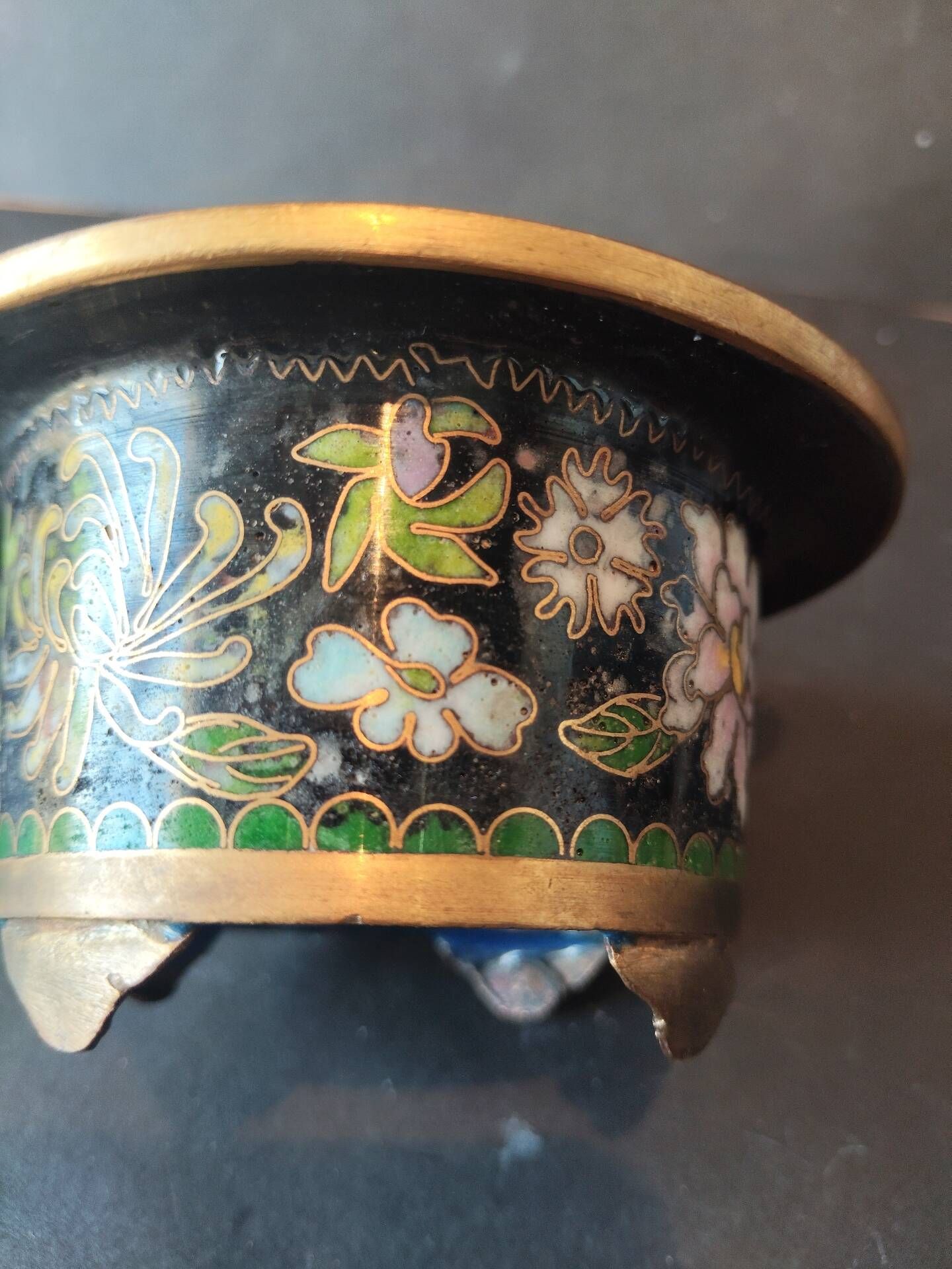 Vintage Chinese bowl in cloisonné enamel on four feet