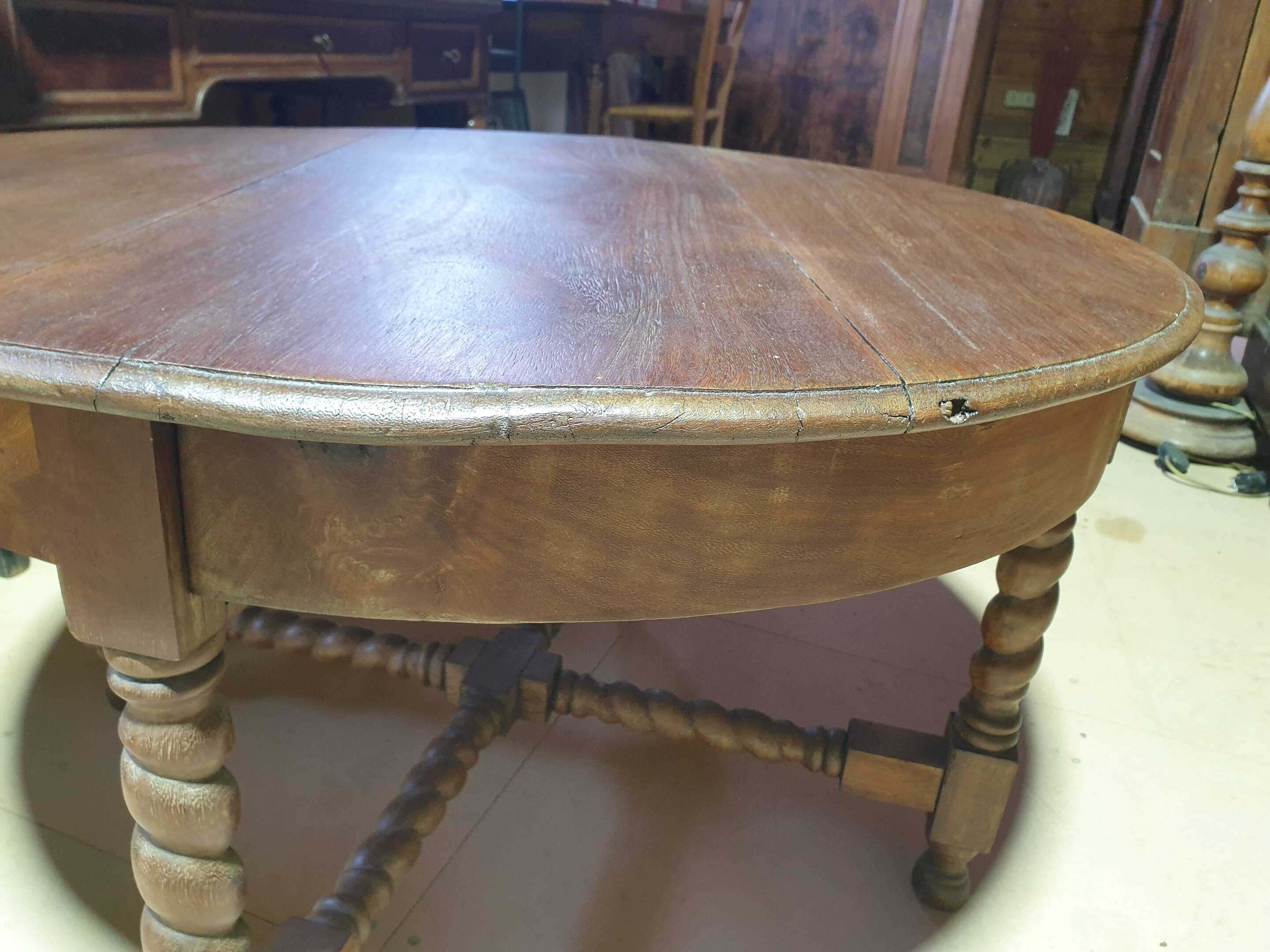 Round coffee table in elm with twisted legs - early 20th century