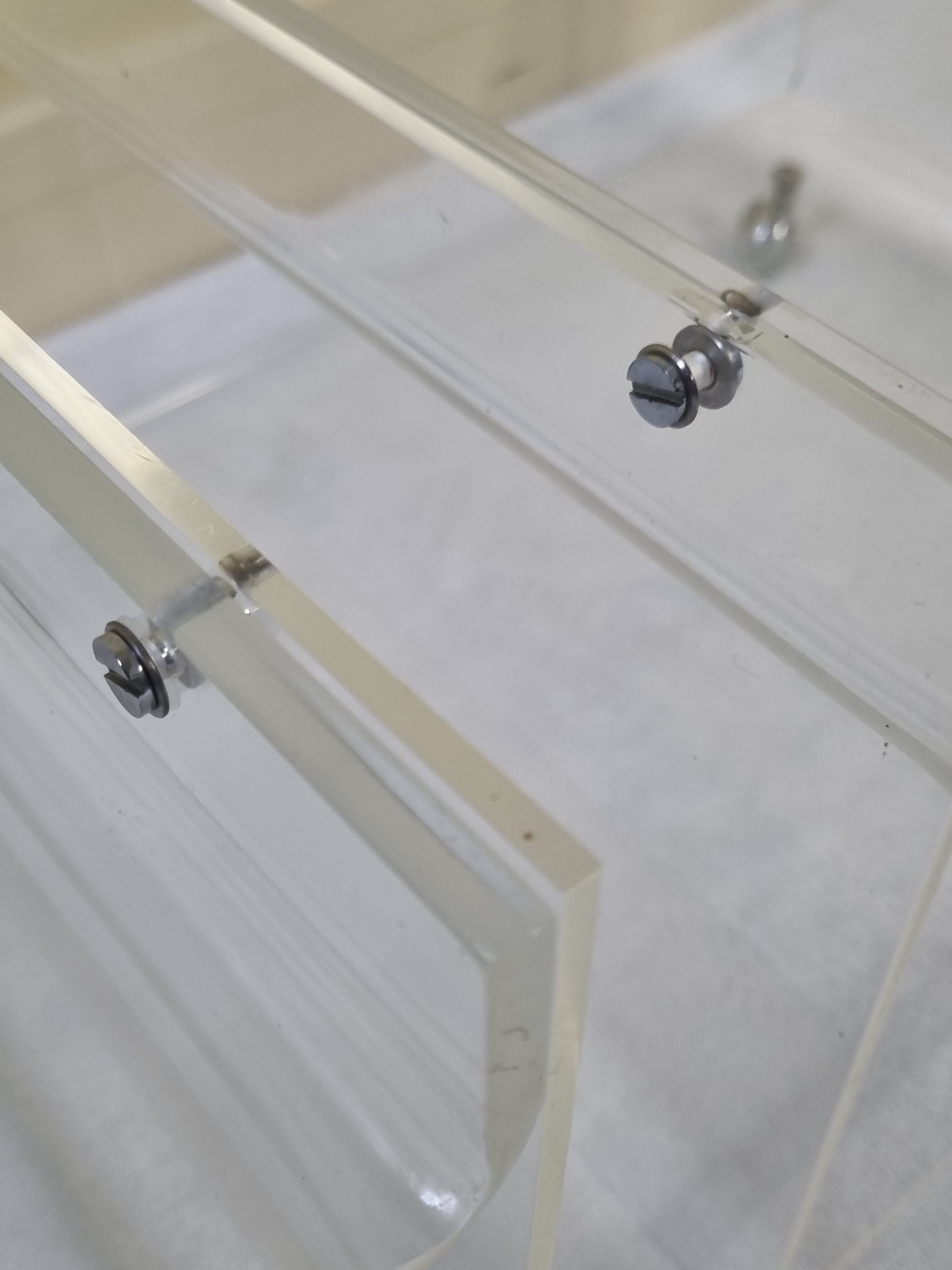 Table basse et porte revue en plexiglas vintage, années 70