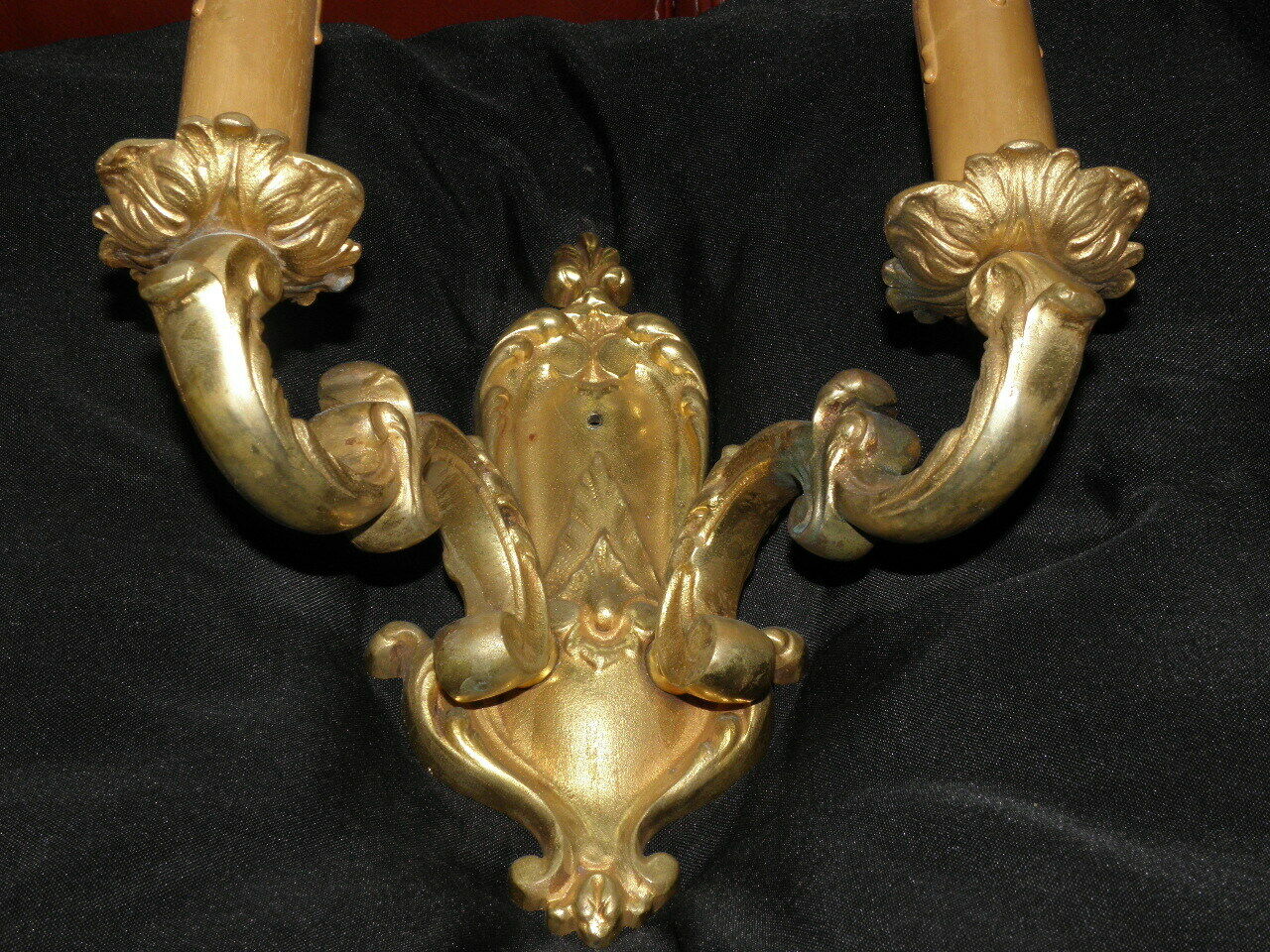 Graceful golden wall appliques