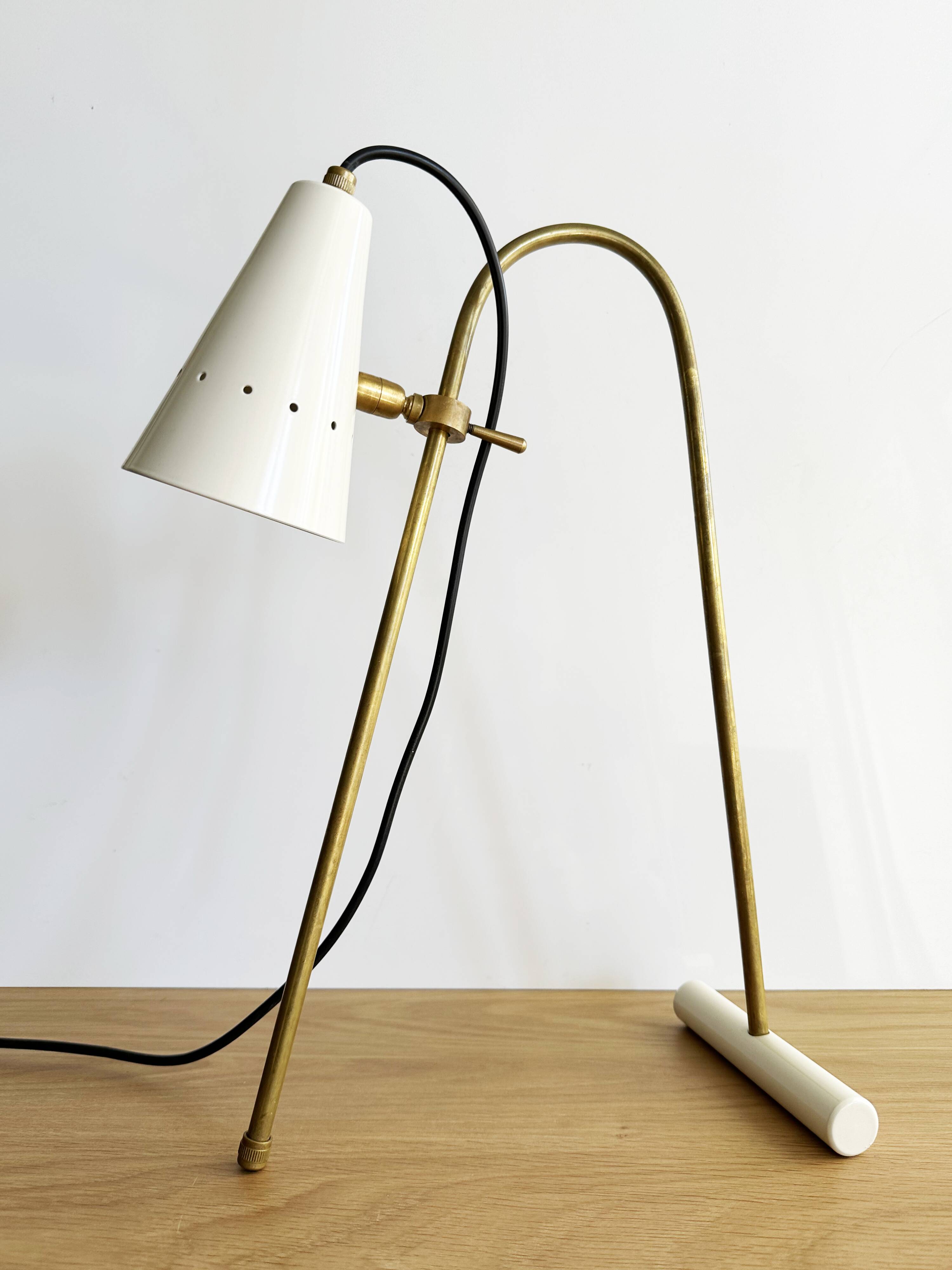 Large Italian table lamp in brass design from the 50s