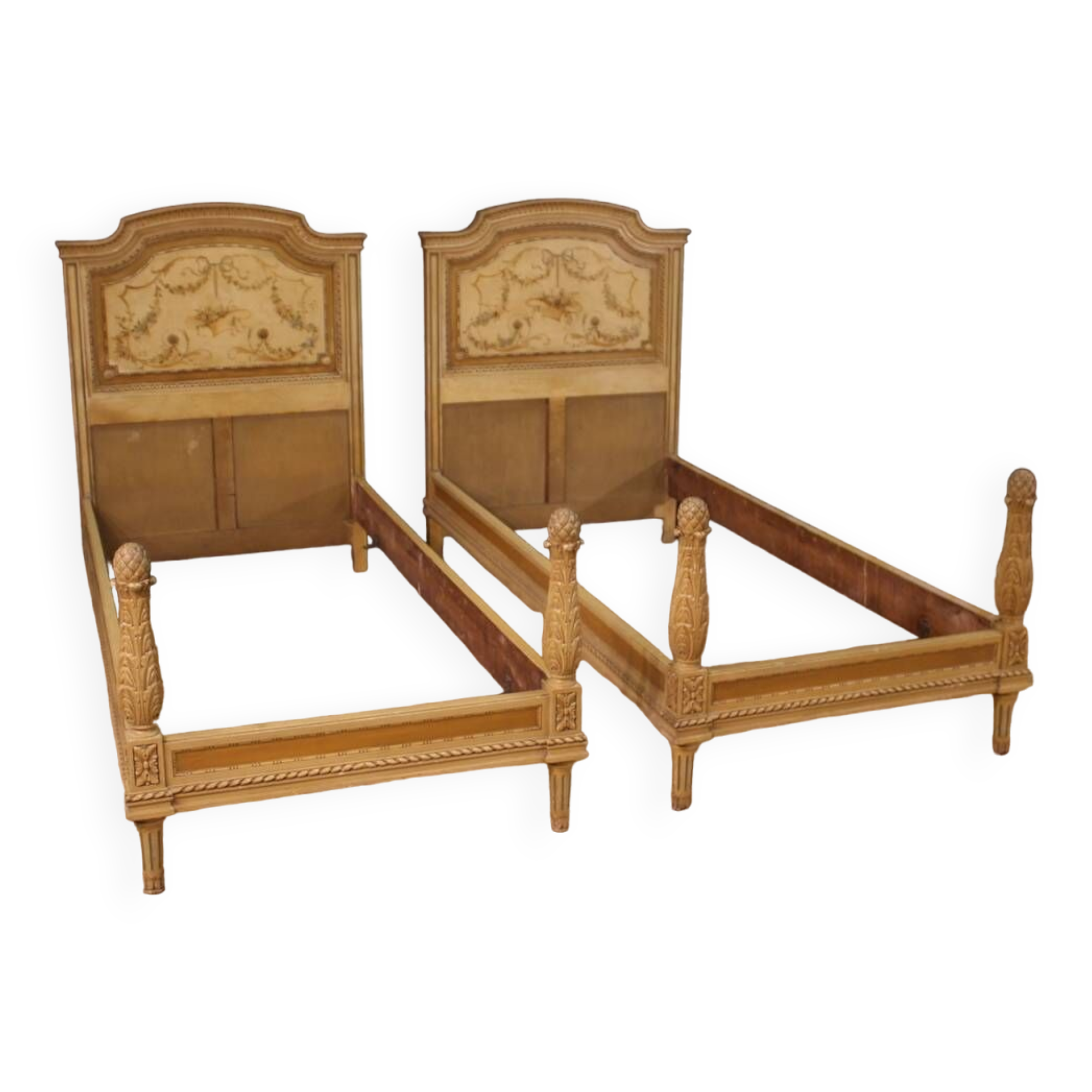 Paire de lits de style Louis XVI en bois laqué du XXe siècle