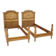 Paire de lits de style Louis XVI en bois laqué du XXe siècle