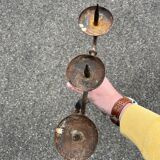 Paire d’anciens bougeoirs en fer forgé brutaliste pique cierge