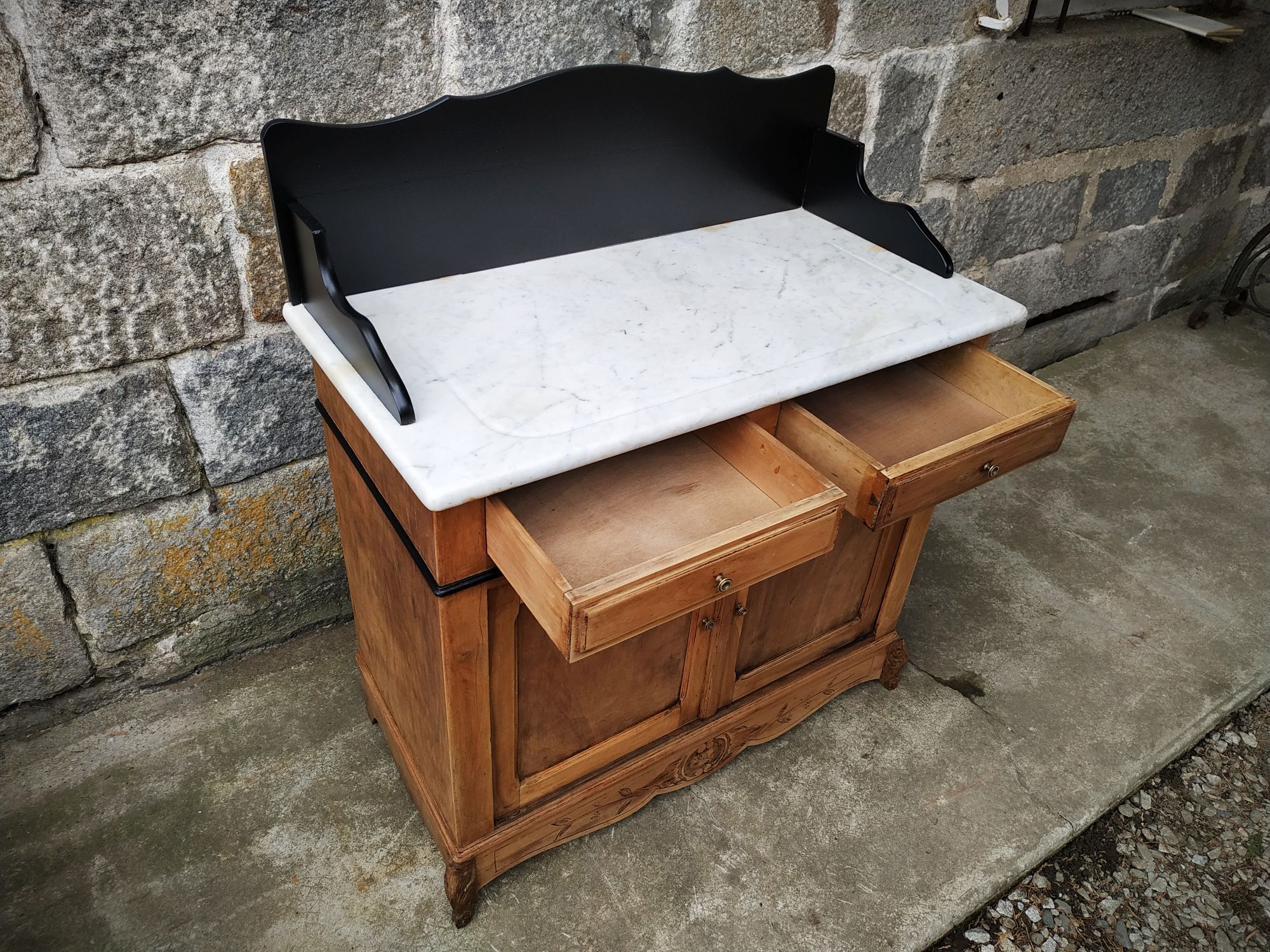 Old toilet table bahut