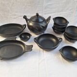 Set de vaisselle en terre cuite noire de La Chamba en Colombie. Ensemble de 13 pièces.