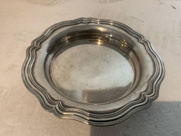 Bouillon couvert et deux petits plat en métal argenté XX siècle