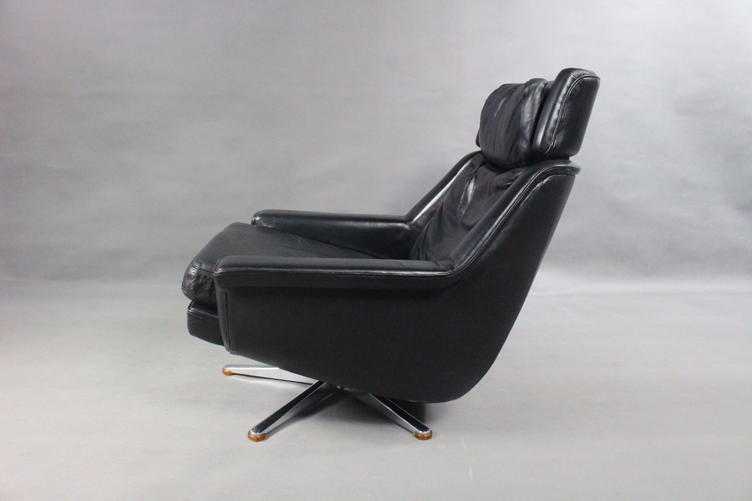 Danish Leather Swivel Lounge Chair by Werner Langenfeld for Esa Møbler, 1960s