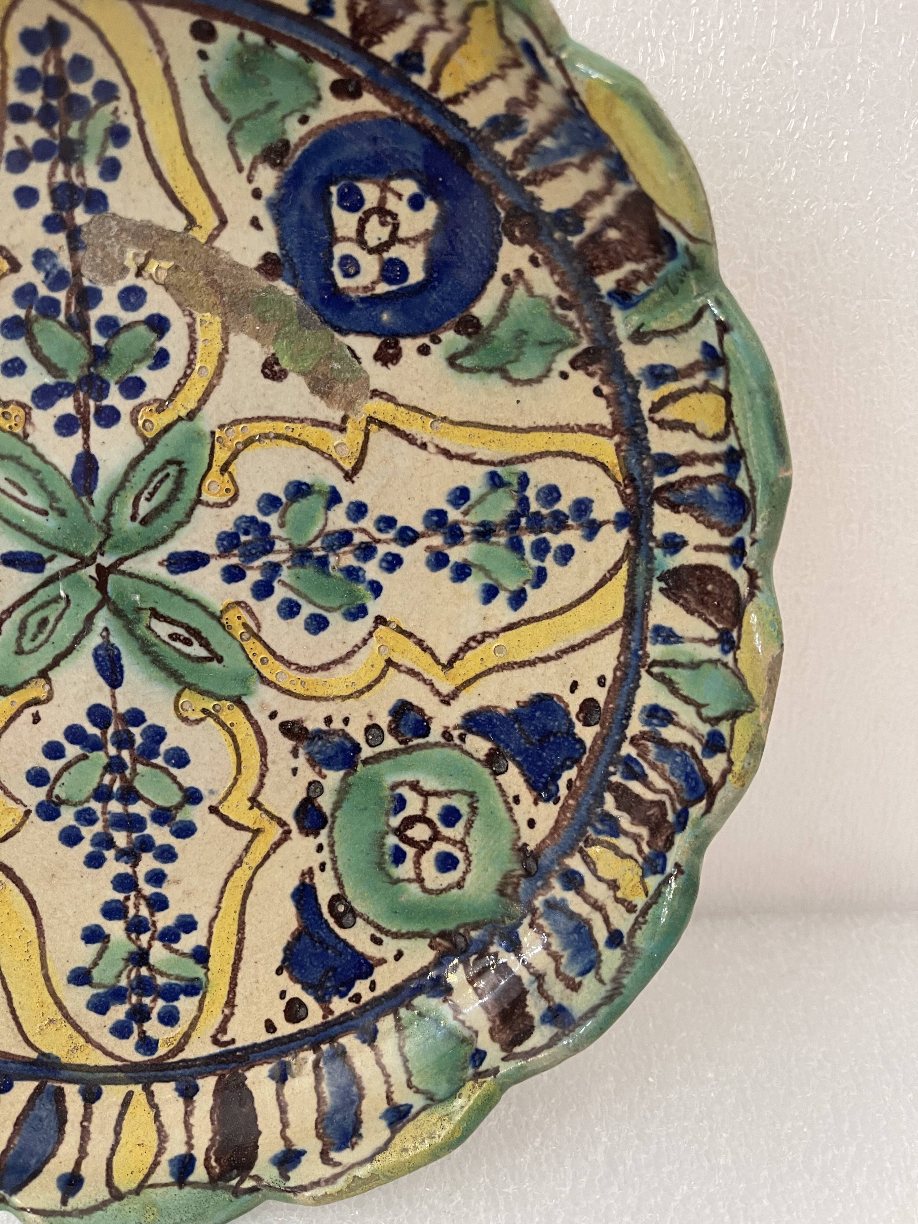 Tunisia ceramic round flat polychrome traditional XVIII e anonymous