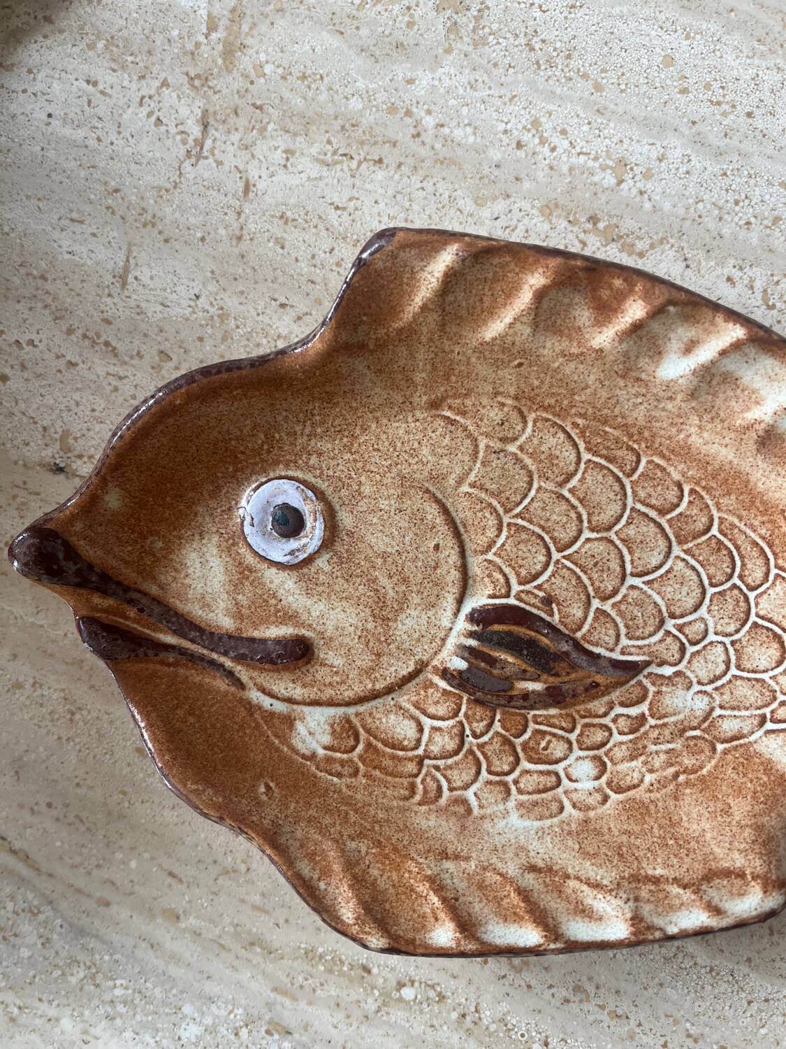 Decorative ceramic plate in the shape of a fish from the 1970s.