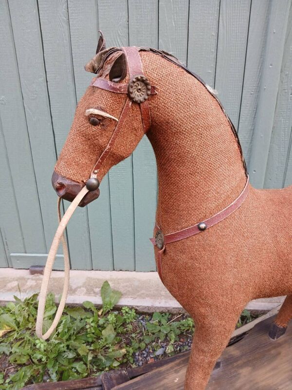 Cheval à bascule ancien