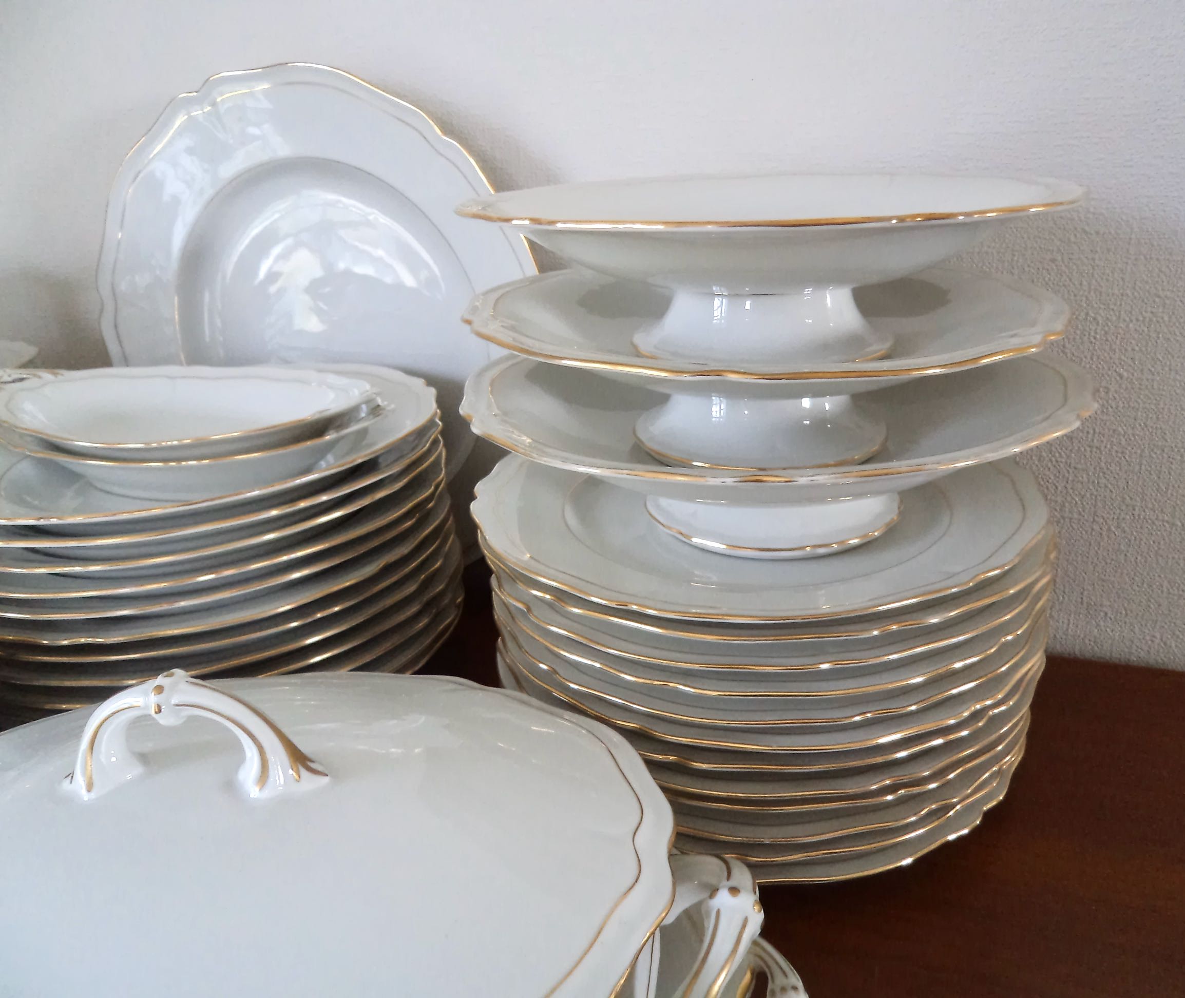 Porcelain plates for 12 people 48 pieces