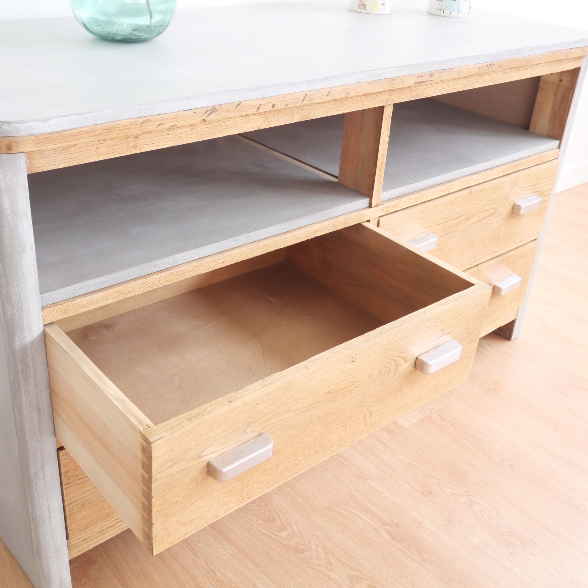 Craft furniture in wood and waxed concrete