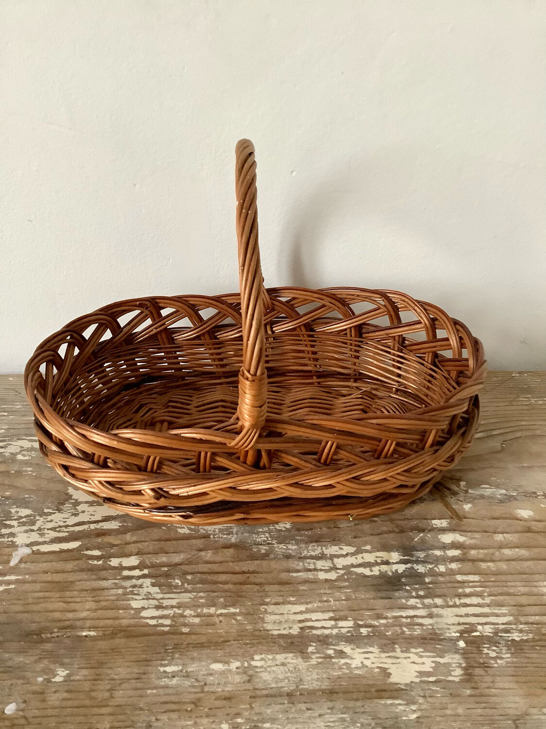 Oval basket with handle
