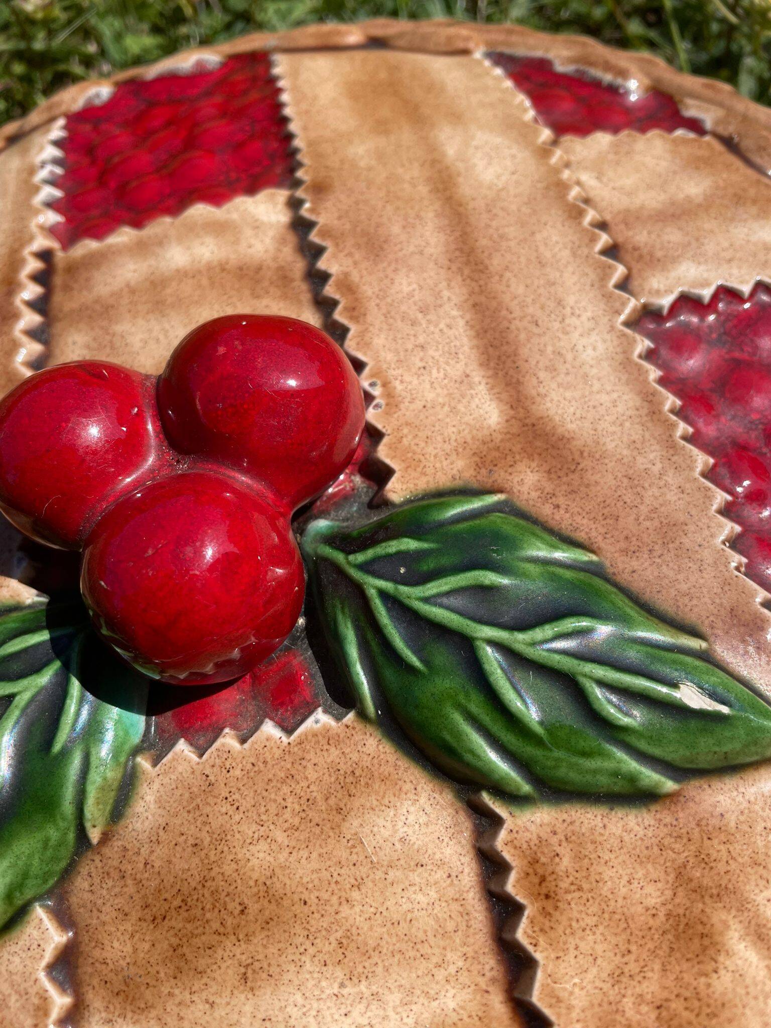 Trompe-l'oeil cherry pie dish