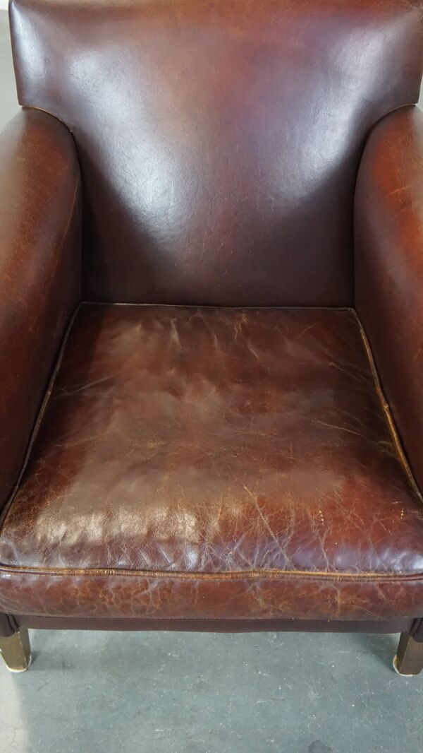 Fauteuil en peau de mouton aux finitions soignées