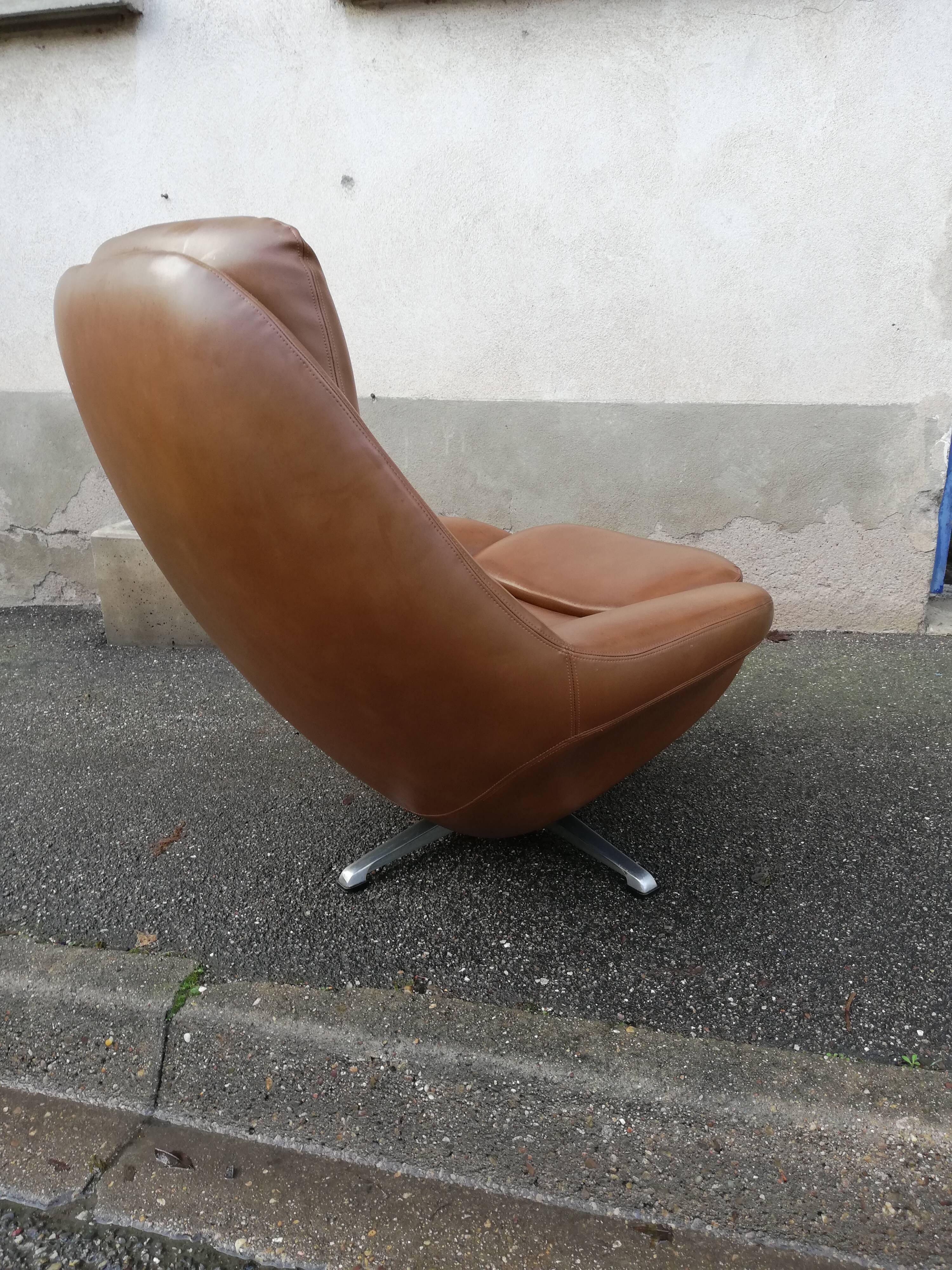 Vintage brown hull chair