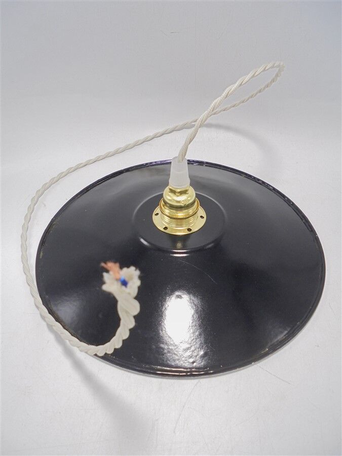 Suspension in black enamelled sheet metal