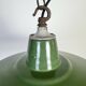 Lampe à suspension industrielle en émail vert, années 1960