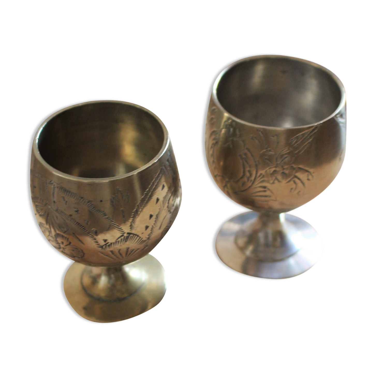 Lot 2 coquetiers en laiton sur pied décors fleurs