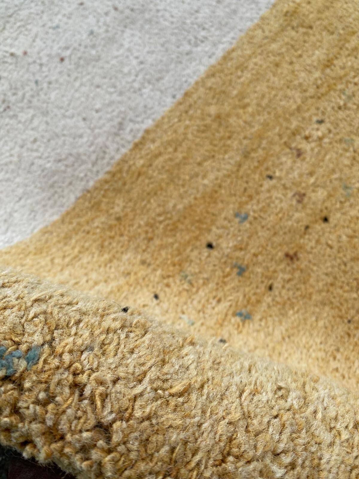 Handmade artisanal Persian Gabbeh rug in wool, India, 200x300cm.