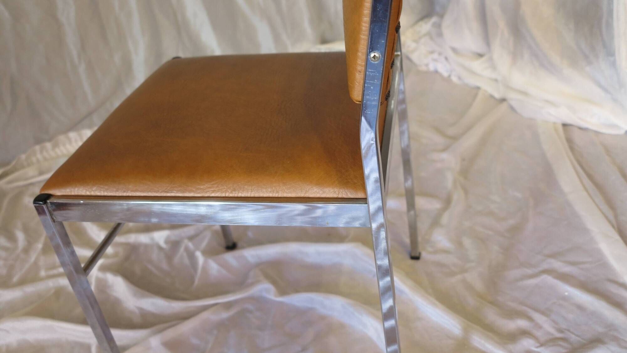 Pair of modernist chairs in chromed metal and imitation leather