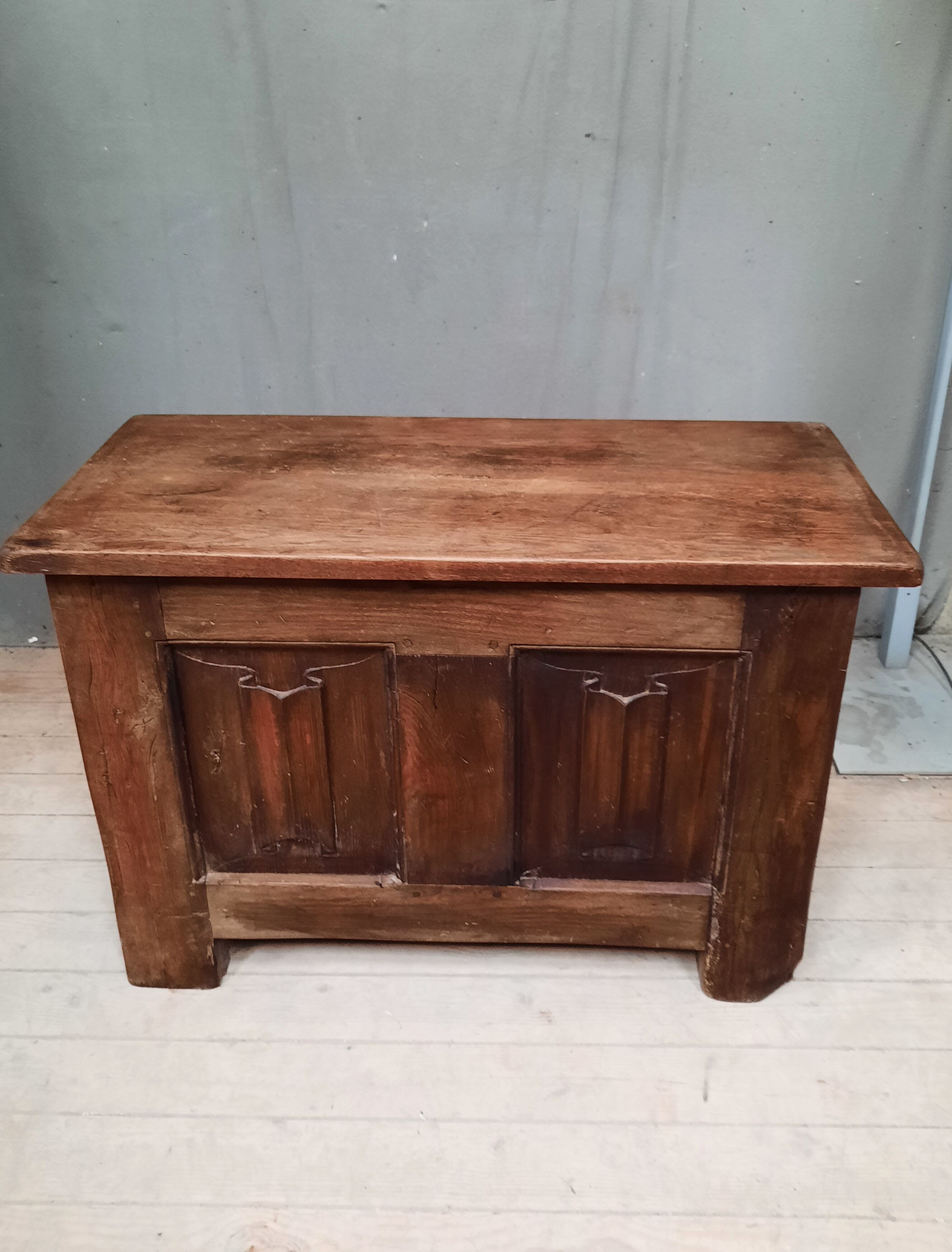 Oak chest with towel pleats