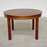 Extendable table with integrated Scandinavian style Self
