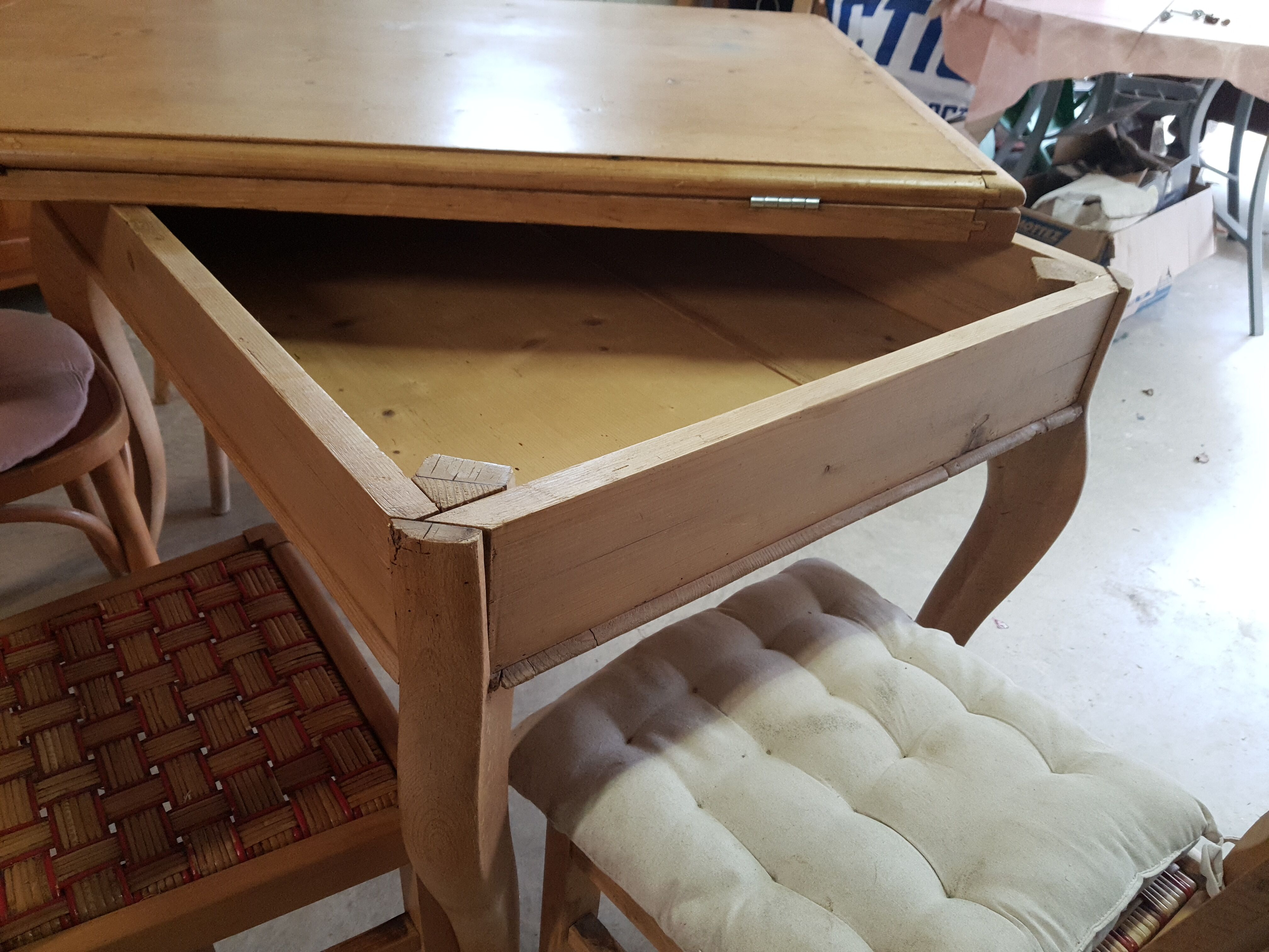 Folding table