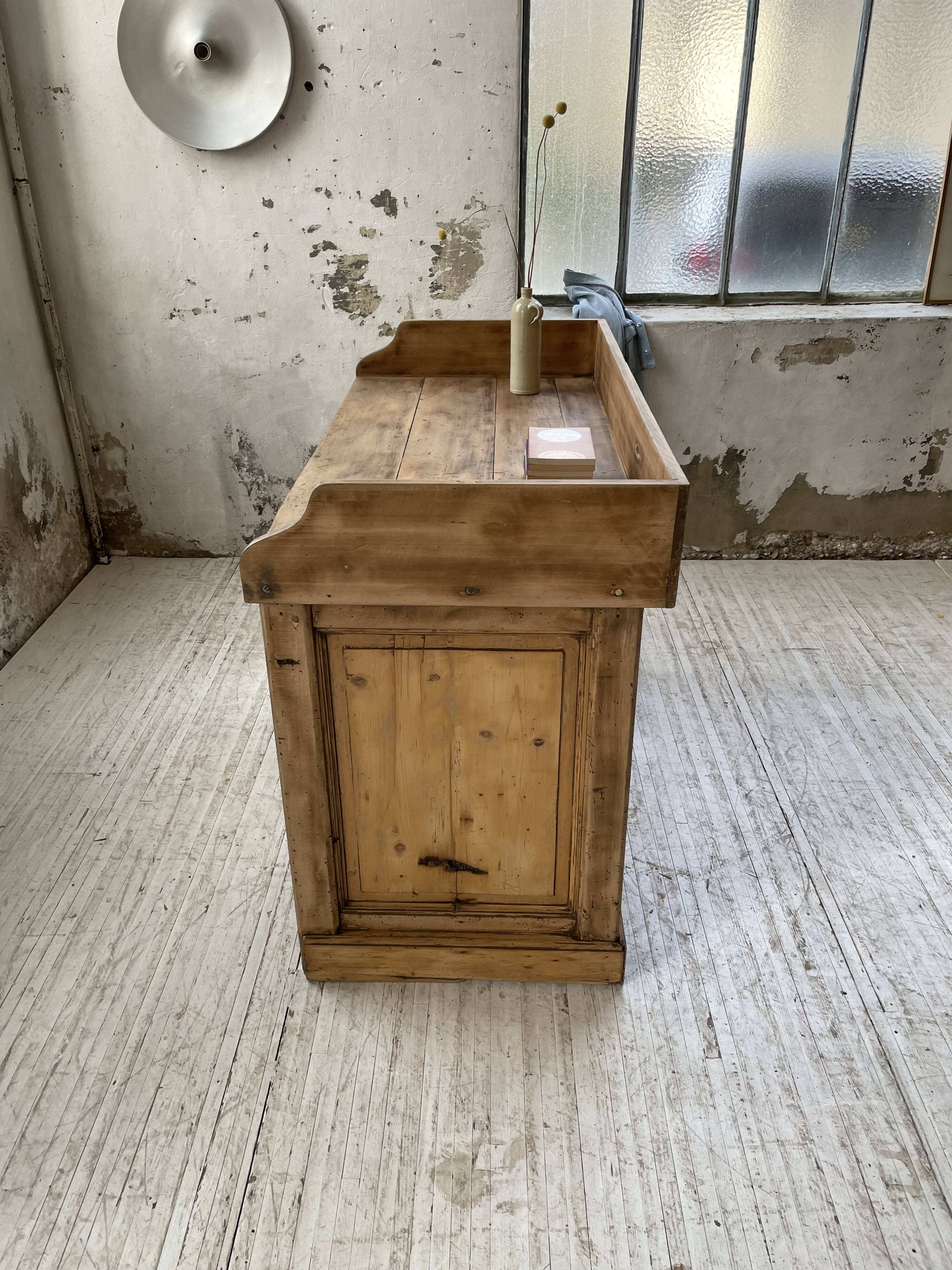 Trading counter central island pine