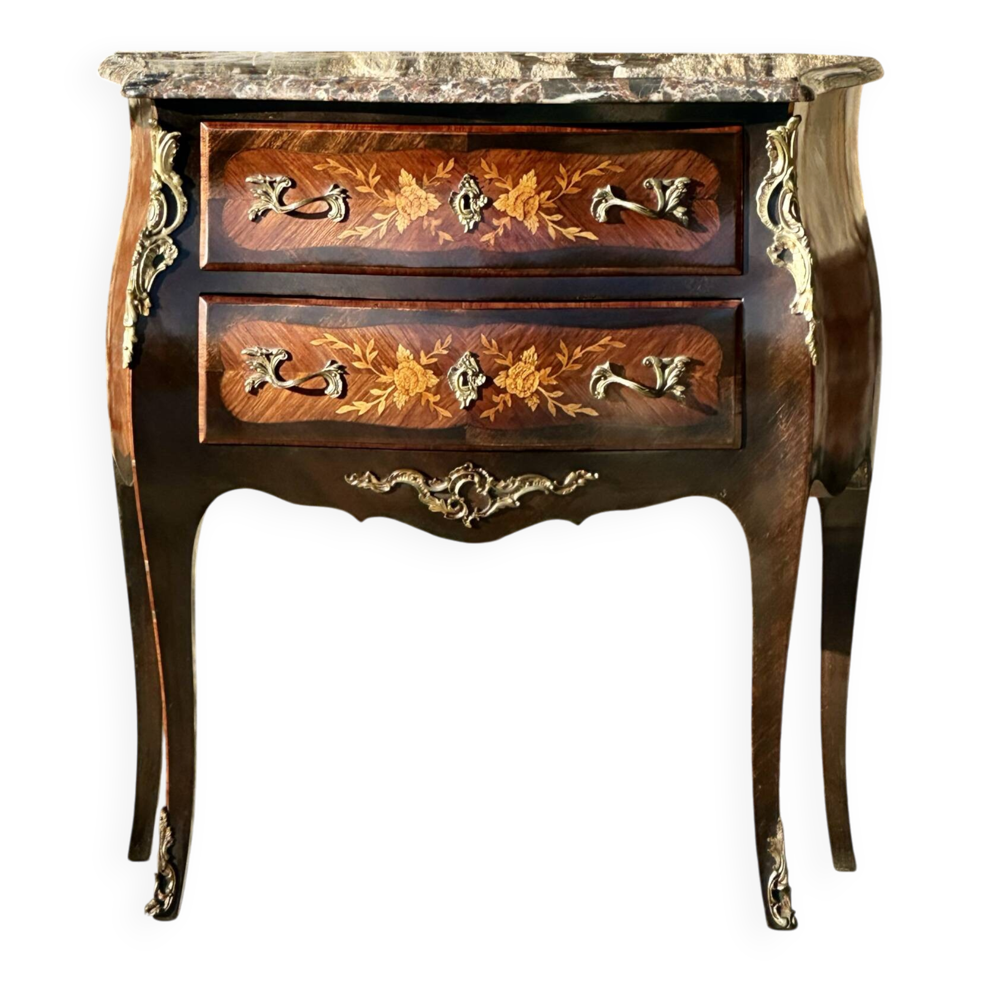 Petite commode sauteuse de style Louis XV .