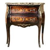 Petite commode sauteuse de style Louis XV .