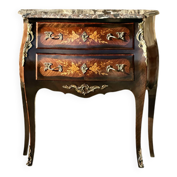 Small jumping chest of drawers in Louis XV style.