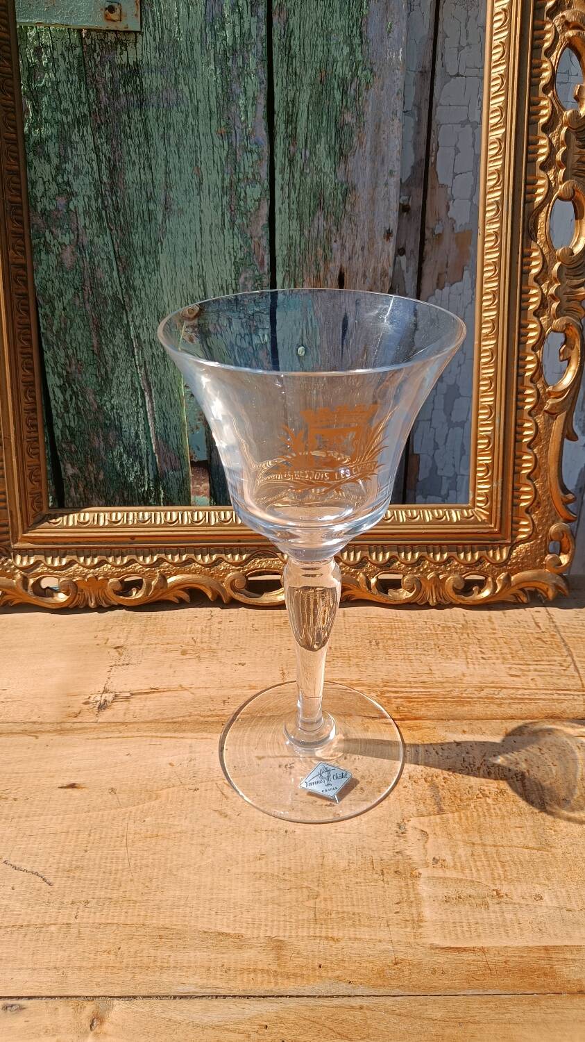 Large tasting glass with an old golden coat of arms – signed Jeanne Châtel