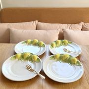 Dessert plates with lemon barbotine