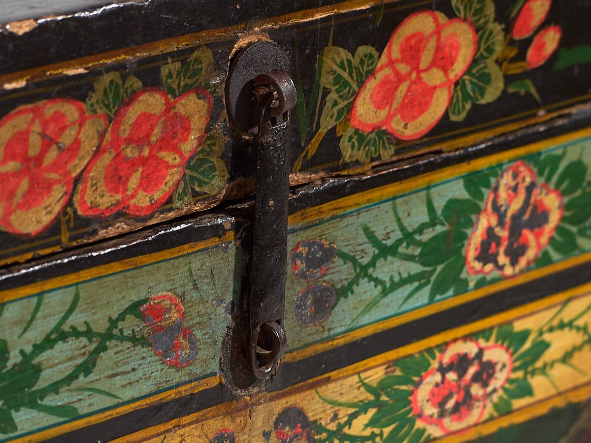 Antique oriental chest with painting of the warrior Yang Mulan (c.1900) #9