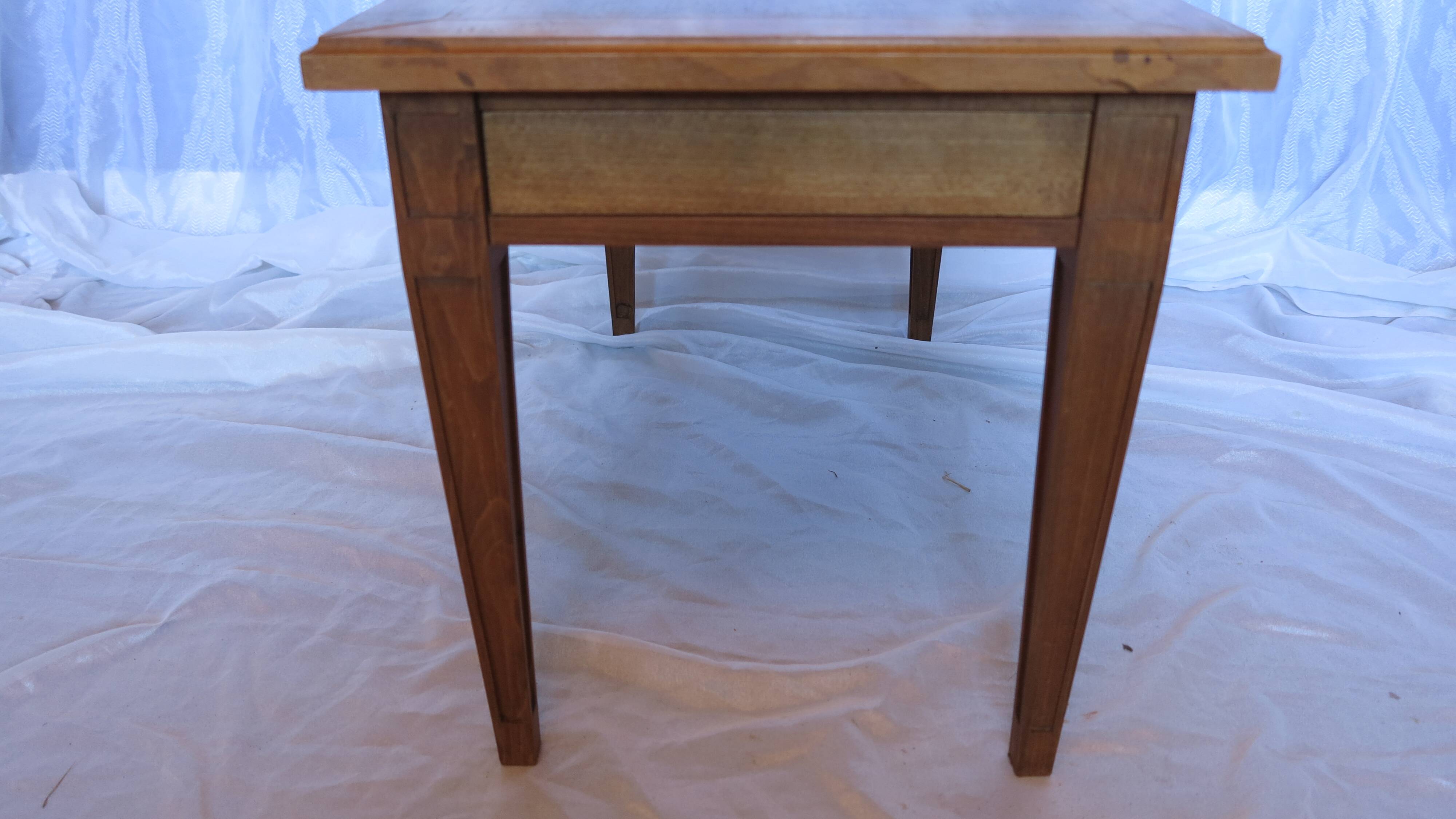 table basse de style Louis XVI bois naturel