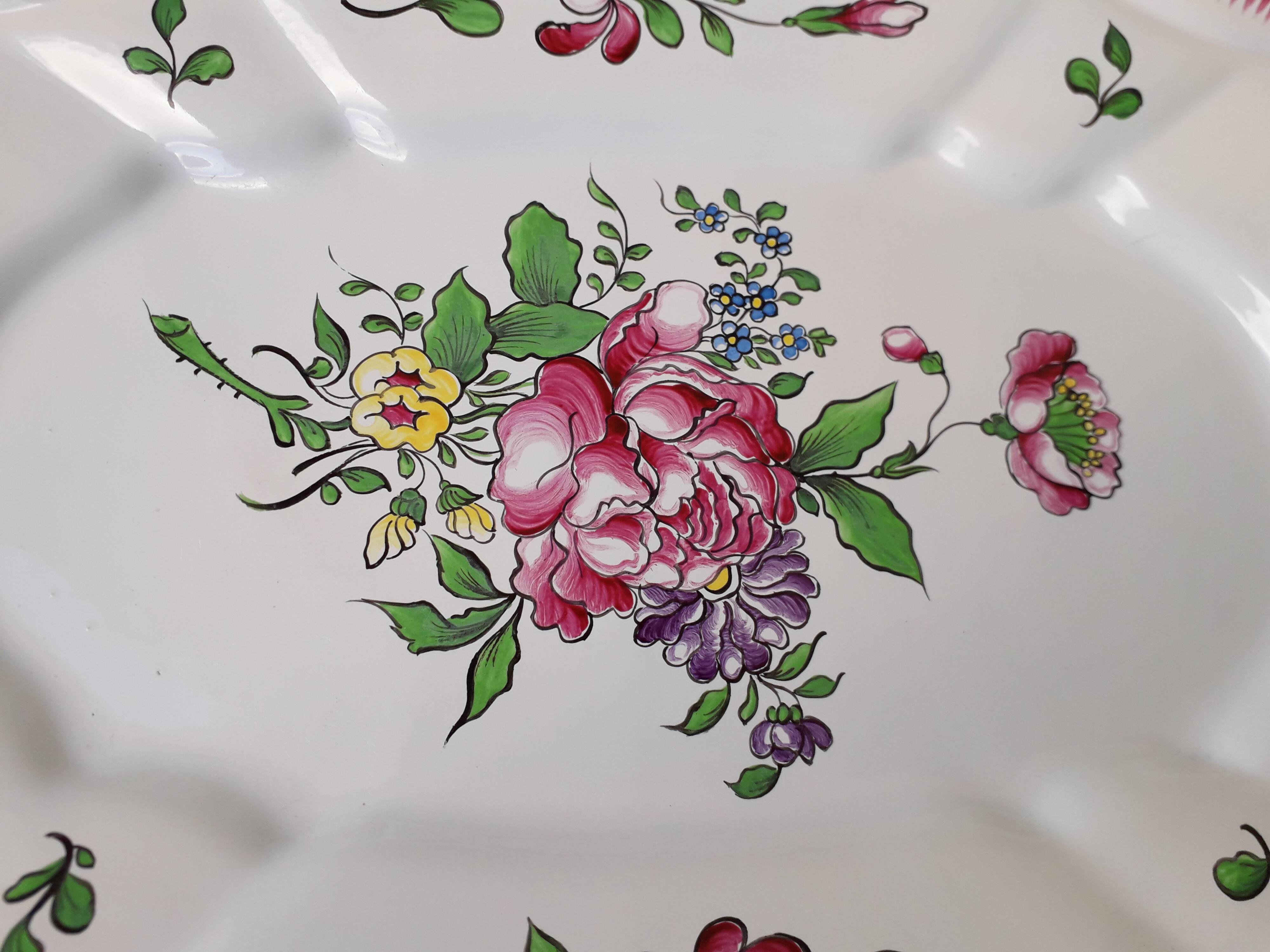 Plat ovale en faïence style Lunéville
