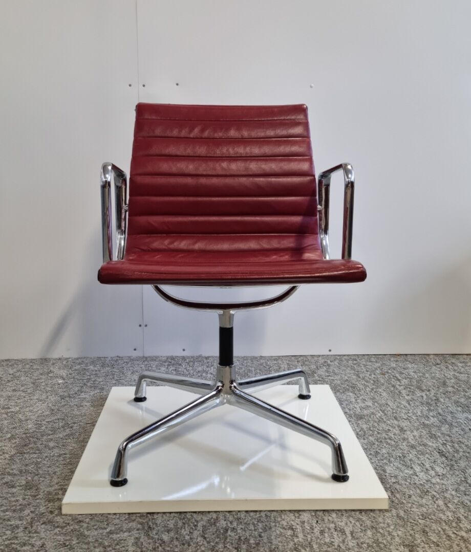 Ea 108 armchair by Charles & Ray Eames, Vitra edition